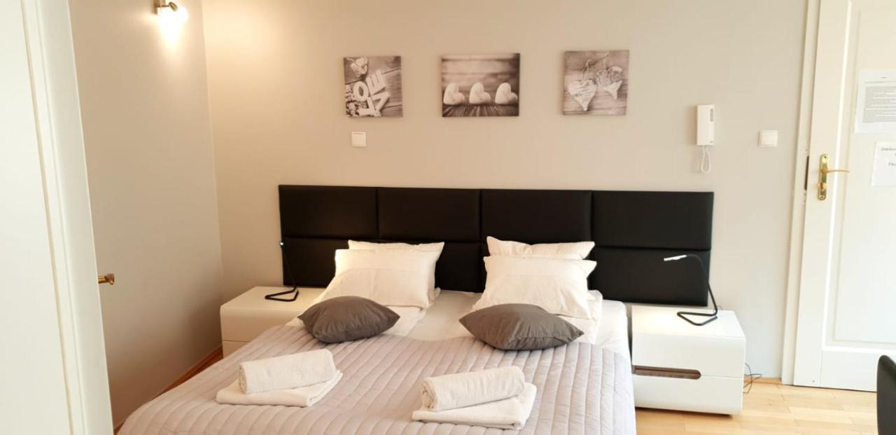 Golden Apartments With Lift - Old Town คราคูฟ ภายนอก รูปภาพ